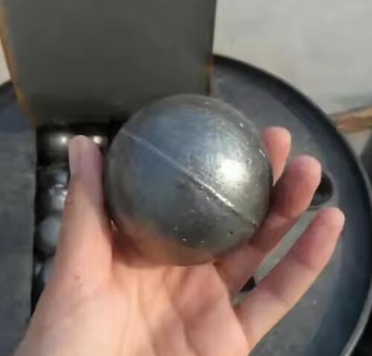 Media penggilingan bola pabrik Chrome tinggi Bola baja Chrome dengan kandungan Fe2O3 0,5-1,5% dan kekuatan kompresi 50-100 MPa