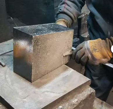 China Harga Pabrik Magnesite Carbon Brick Kualitas Tinggi Tungku Pembuangan Besi Diisi Refractory Magnesia Carbon Brick
