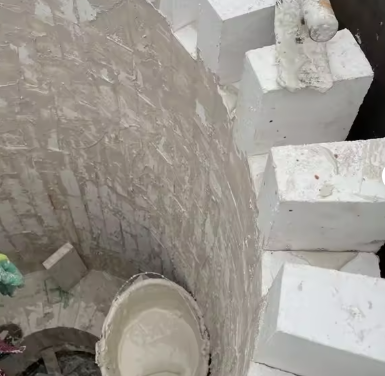 Batu bata tahan panas bertenaga tinggi batu bata corundum mullite untuk tungku industri